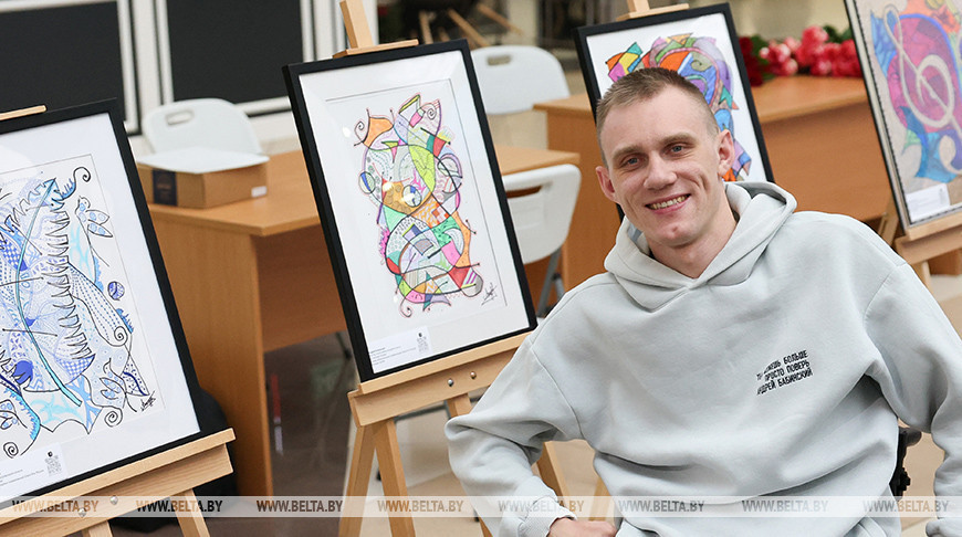 Una exposición de pinturas de paralímpicos en Minsk 