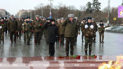 La colocación de flores ante el Monumento a la Victoria con motivo del Día del Defensor de la Patria 