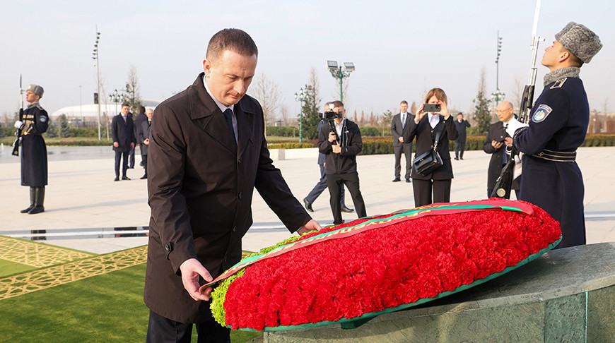 Turchín depositó una ofrenda floral ante el Monumento a la Independencia en Taskent 