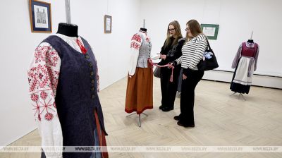 En Vítebsk se inauguró una exposición de trajes folclóricos de una joven diseñadora