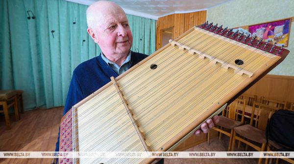 El maestro de Postavy, Valentín Zhagulo, creando instrumentos musicales