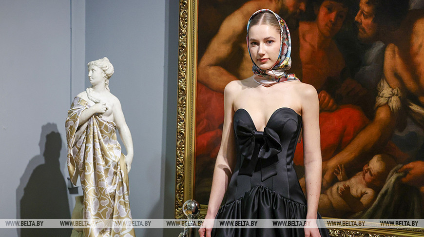 Una colección de pañuelos de Faibich-Schraga Zarfin presentada en el Museo de Bellas Artes de Minsk 