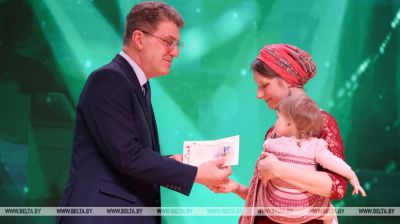 La Orden de la Madre fue entregada a 26 madres de muchos hijos de Minsk