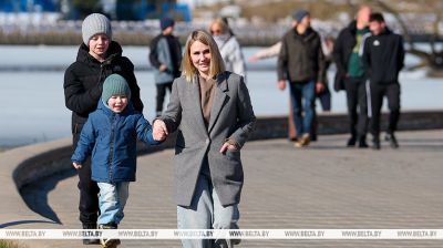 Residentes de Minsk pasan tiempo con sus familias en los parques de la ciudad