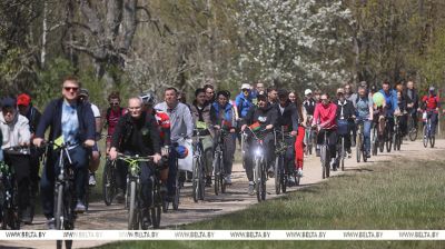 Unas 400 personas se reunieron en Belovézhskaya Puscha para la carrera ciclista con motivo del Día de la Victoria