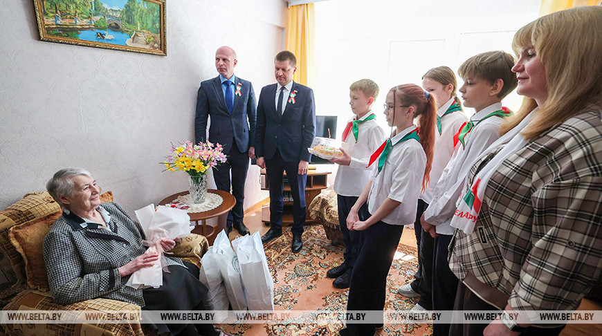 En Vítebsk, en vísperas del Día de la Victoria, felicitaron a la presa de los campos de concentración Nina Bátova 