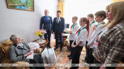 En Vítebsk, en vísperas del Día de la Victoria, felicitaron a la presa de los campos de concentración Nina Bátova 