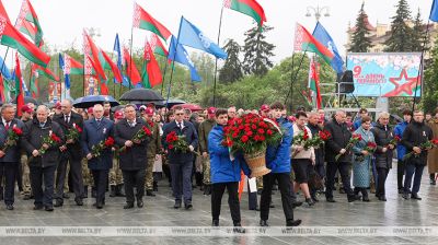 Colocación de flores ante el Monumento a la Victoria en Minsk 