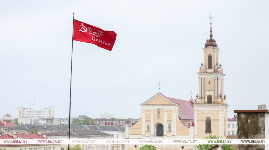 La bandera de la Victoria sobre el Teatro de Drama de la provincia de Grodno 