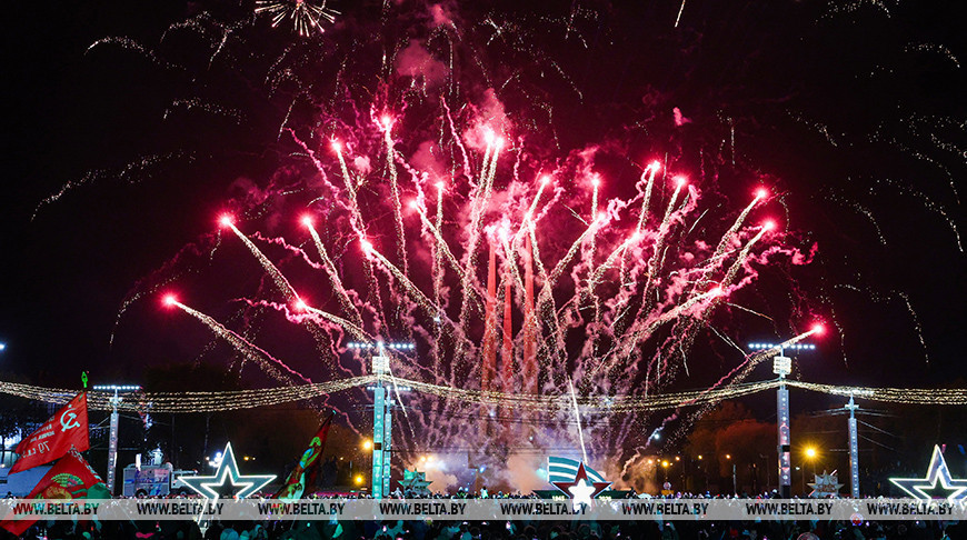 Los fuegos artificiales con motivo del 9 de Mayo en Vítebsk 