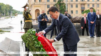 El vicepresidente de China depositó una corona de flores ante el Monumento a la Victoria en Minsk