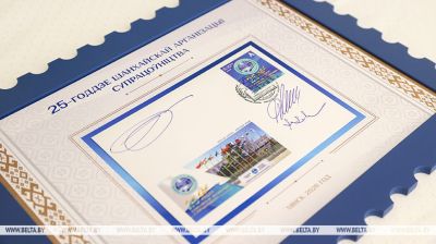 La ceremonia de cancelación del sello postal “25º aniversario de la Organización de Cooperación de Shanghái” en Minsk 
