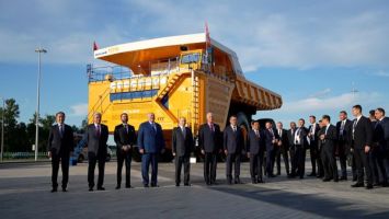 Lukashenko y los jefes de las delegaciones extranjeras examinaron la exposición de la maquinaria belarusa