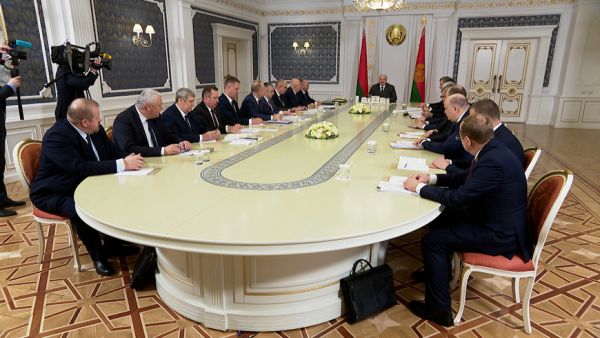 Lukashenko reunió a una sesión de trabajo sobre una de las promesas electorales clave para los residentes de Polesie