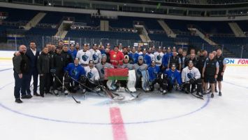 
 Lukashenko visitó el entrenamiento del Dinamo Minsk para apoyar a deportistas antes de los cuartos de final de la Copa Gagarin
 