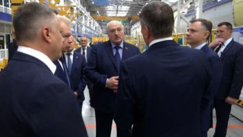 
 Lukashenko en la Planta de Aviación
de Irkutsk 