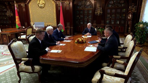 Lukashenko en reunión con el gobernador ruso ofreció tender una mano en el refinado de petróleo