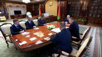 Lukashenko anunció el enfoque de la fusión de las empresas agrícolas