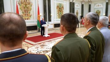 Lukashenko entregó hombreras de general a representantes de los altos mandos oficiales