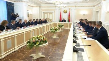 Lukashenko convocó una reunión con el Consejo de Ministros para discutir problemas urgentes