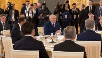 
Lukashenko llegó al Kremlin a la cumbre de la
UEE