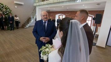 Lukashenko asistió a una boda en Minsk y felicitó a los recién casados