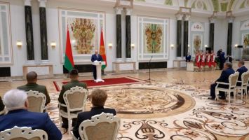 Lukashenko entrega condecoraciones estatales en vísperas del Día de la Unidad Nacional