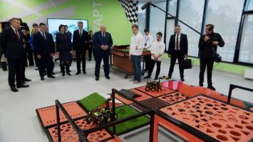 Lukashenko conversó con jóvenes técnicos e inventores