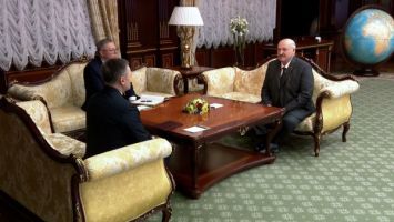 "Ni a la izquierda ni a la derecha". Lukashenko explicó por qué los jueces son las personas más dependientes
