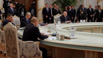 
 Lukashenko llegó al Palacio de la Nación en Dusambé para participar en la cumbre de la Comunidad
 