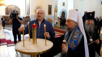 Lukashenko visitó el Monasterio de la Dormición de Zhiróvichi