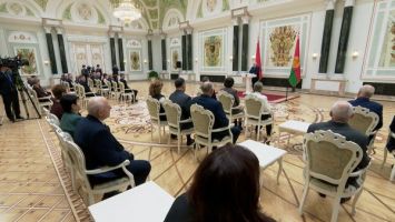 Lukashenko entregando premios a agricultores: El país está orgulloso de ustedes
