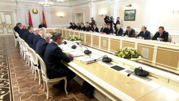 Trabajo de gestores anticrisis, pago de salarios. Temas de la reunión de Lukashenko con el Consejo de Ministros