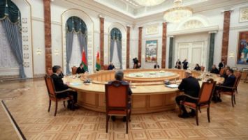 Lukashenko sobre el firme compromiso con la aceleración de la integración en el sector de servicios en la CEI y la UEE