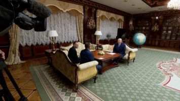 
Lukashenko recibió al embajador de Venezuela después de coordinar &quot;algunas cuestiones&quot; con Maduro
