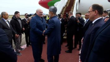 
 Lukashenko acompañó al sultán de Omán al aeropuerto 