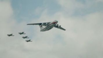 
 Los pilotos de Belarús y Rusia celebraron una sesión de entrenamiento de la parte aérea del desfile militar en la región de Minsk 