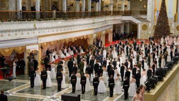 Lukashenko a la juventud en el baile de Año Nuevo: Tienen muchos asuntos concretos por delante