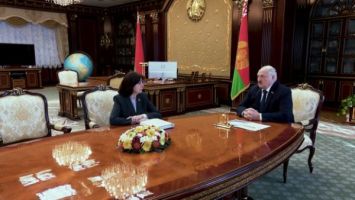 
 Lukashenko
discutió con Kochánova la formación del Consejo de la República 