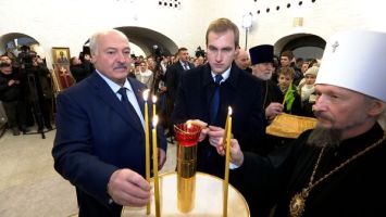 Lukashenko en Navidad visita un templo en la región de Minsk