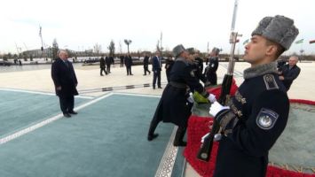 
 Lukashenko
depositó ofrenda floral ante el Monumento de la  Independencia  en Taskent 