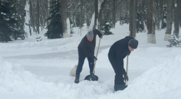 Lukashenko y su hijo Nikolái quitando la nieve // El ciclón Ulli cubrió Belarús