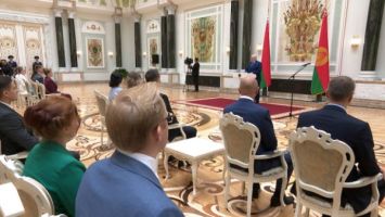 Lukashenko entregó premios a los licenciados