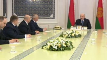 "Debemos hacer todo lo posible para mantener el país". Lukashenko detalló las tareas de la vertical local 