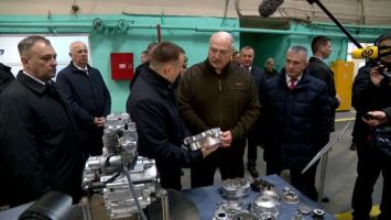 Lukashenko quiere ver perspectiva en el desarrollo de la construcción de motores en Belarús