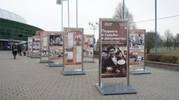 La exhibición de calle “Hazañas y destinos de partisanos en documentos” en Bobrúisk en el marco del Maratón de la Unidad