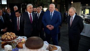 Cena informal a estilo belaruso para los líderes extranjeros después del Foro Euroasiático