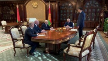 
 “No será fácil”. Lukashenko
sobre las tareas para los nuevos jefes de la vertical local 