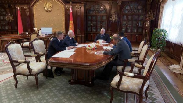 
Lukashenko escuchó un informe sobre el desarrollo de la red republicana de autopistas