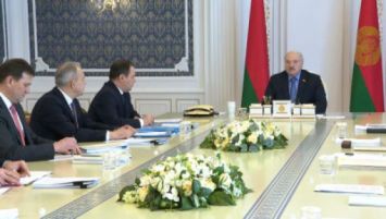 El 18 de abril, el presidente de Bielorrusia, Alexander Lukashenko, convocó una reunión sobre la preparación de la primera reunión de la VII Asamblea Popular de Bielorrusia